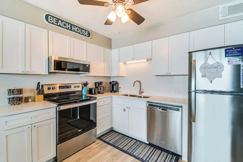 Bright Gulf Shores Beachfront Condo w/ Pool Access