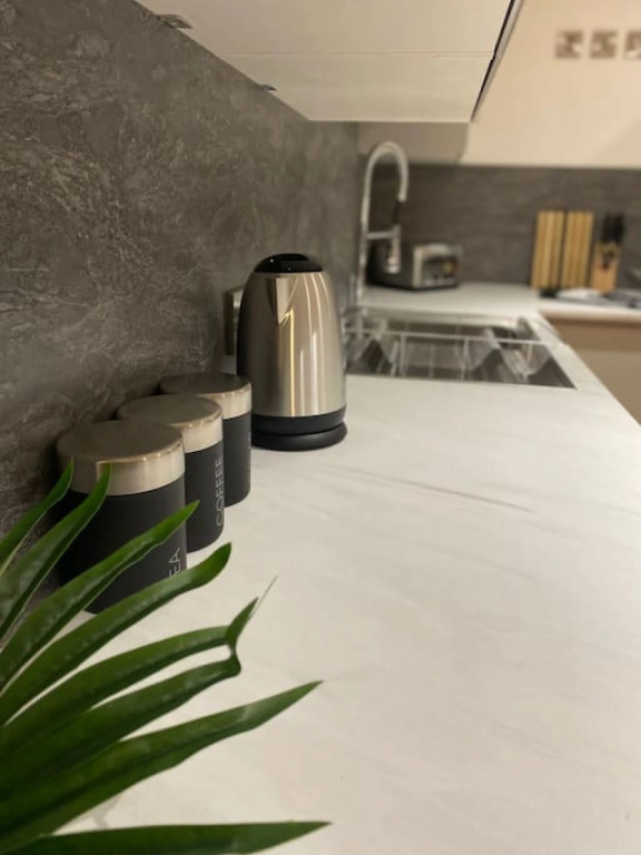 Stylish 2BR Serviced Apartment in Bedford Centre 4