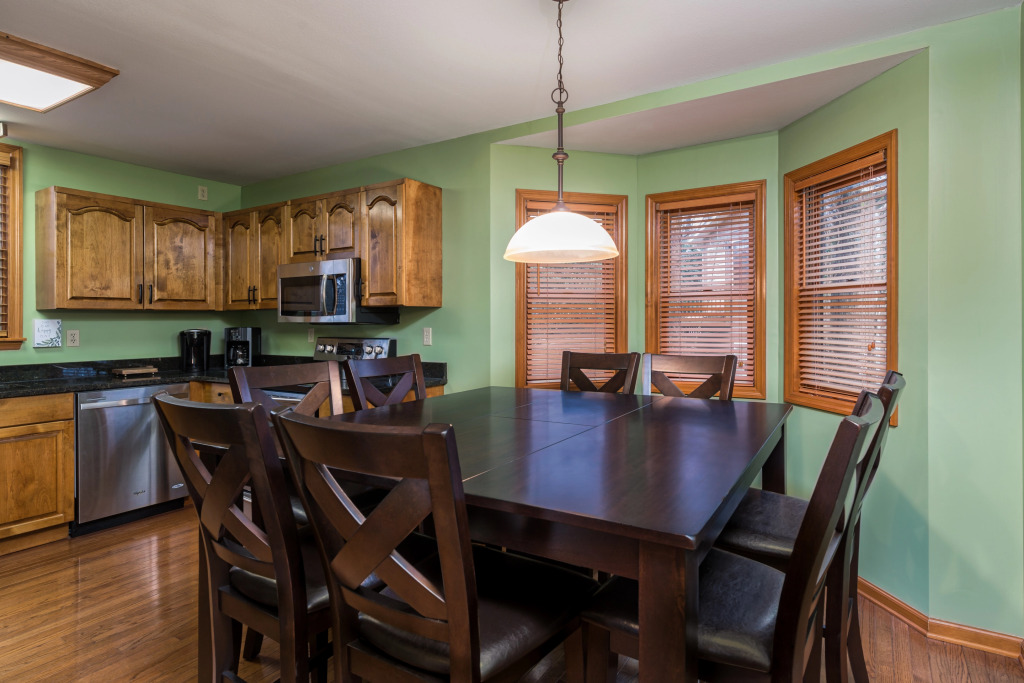 North Ridge Place Brand New Log Cabin with Hot Tub Great Location