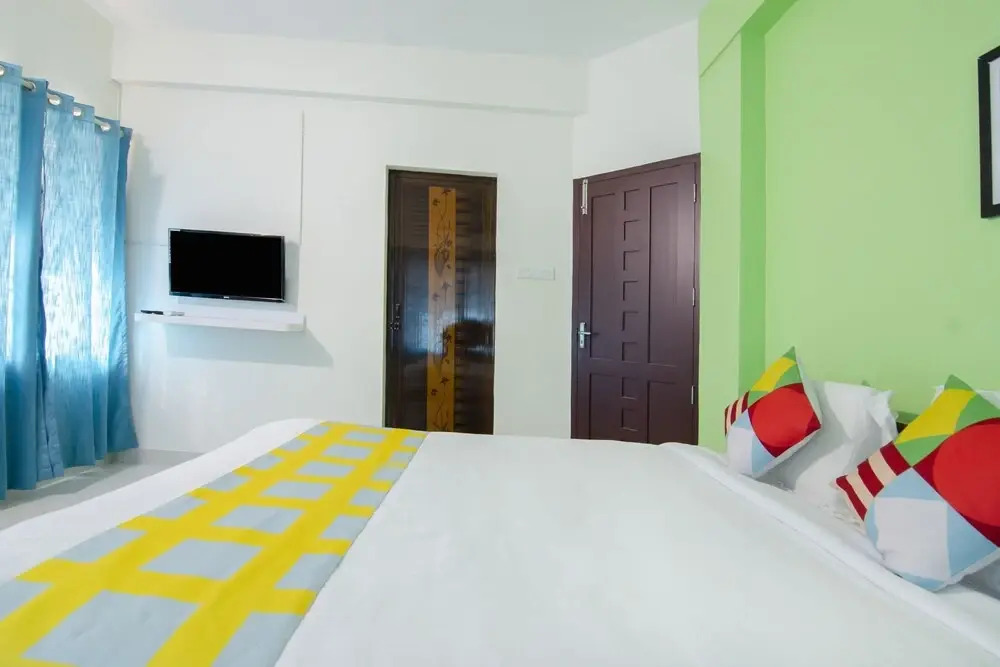 Six Gems by OYO Rooms