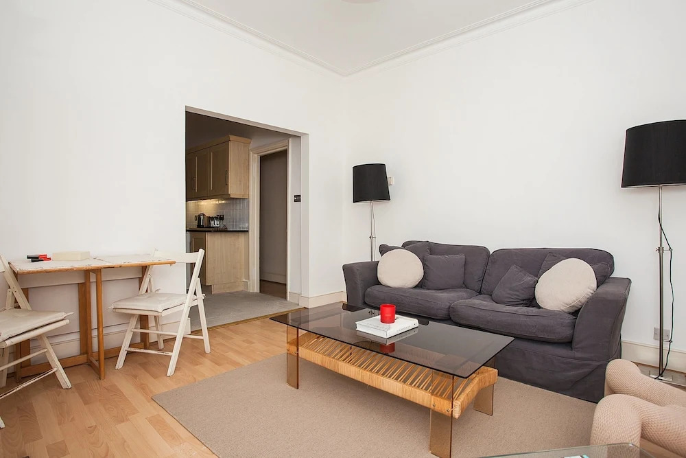 1 Bedroom Garden Flat In Battersea