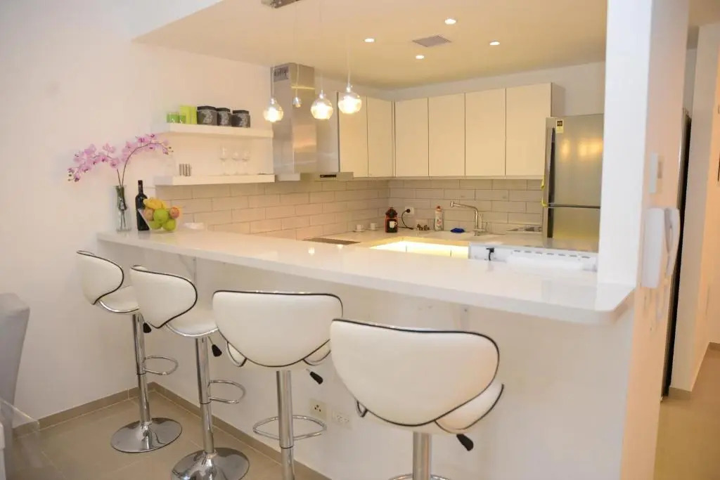 Luxury 4 br/3 bath, city center