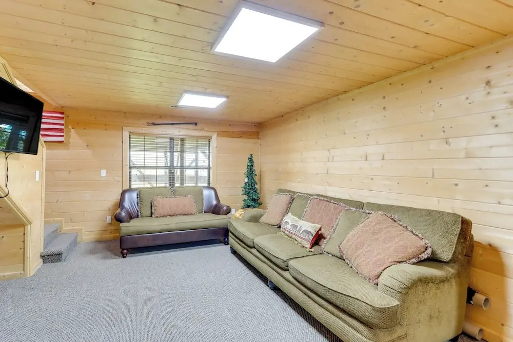 Cozy Cherry Log Cabin w/ Hot Tub & Mountain Views!