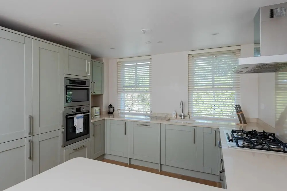 Large riverside 4BR apartment near Canary Wharf