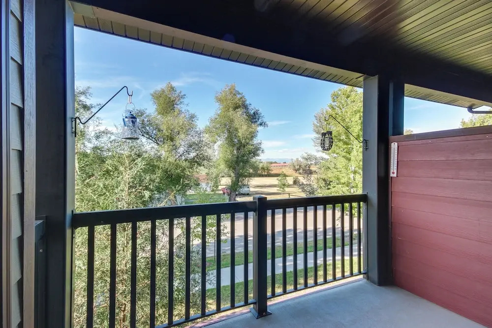Cozy Livingston Condo w/ Balcony & Mtn View!