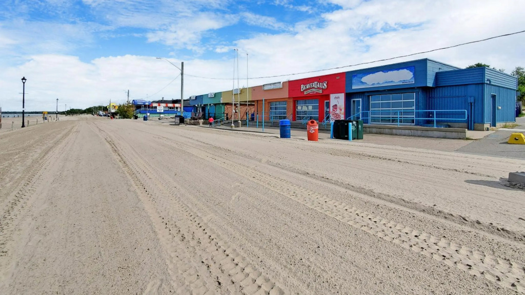Main Beach River Retreat - Wasaga Beach 1 - Main Strip - 95 Mosley St