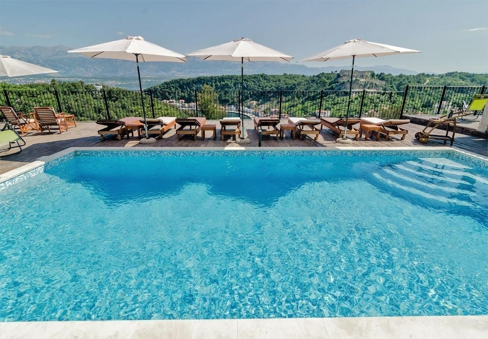 Luce - Pool and View - A1