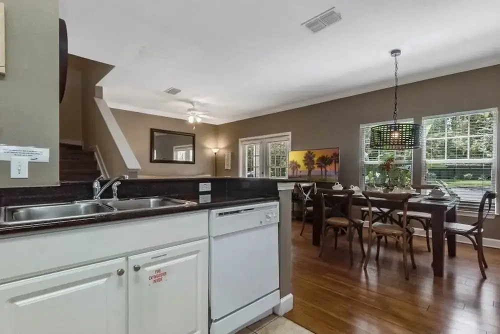 Amazing 4 Bedrooms Townhome 2402