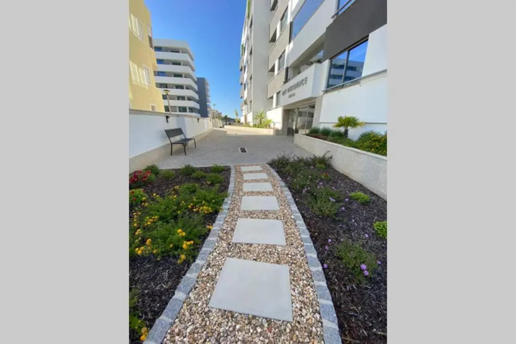 Bay View One, Stunning 3 bed condo with sea view & rooftop pool