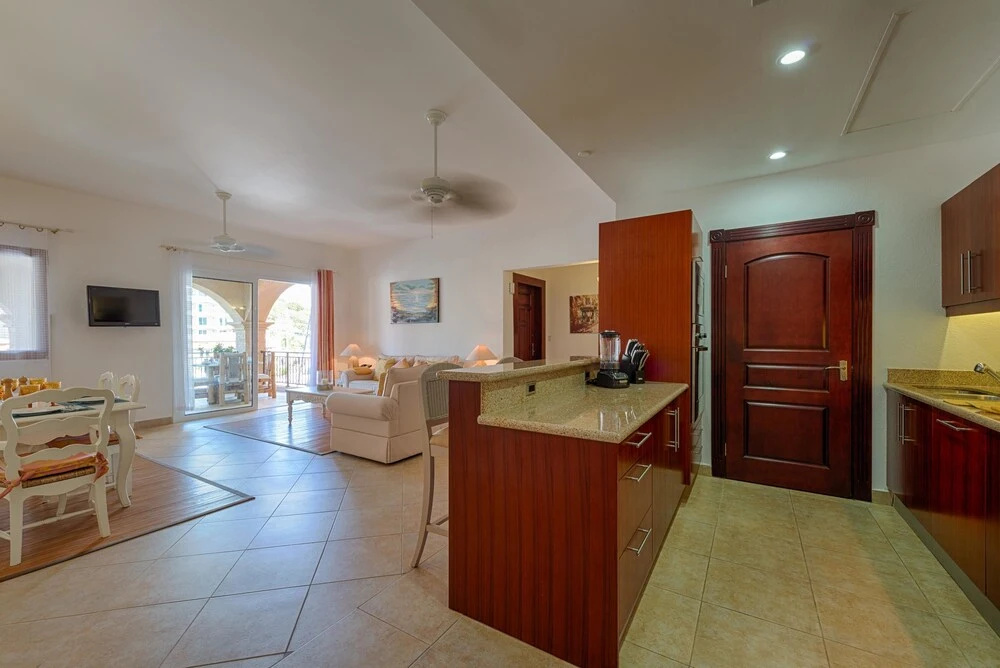 Porto Cupecoy Dream, Walk to Shops, Restaurants Beaches, Communal Pool, Free Wifi, AC