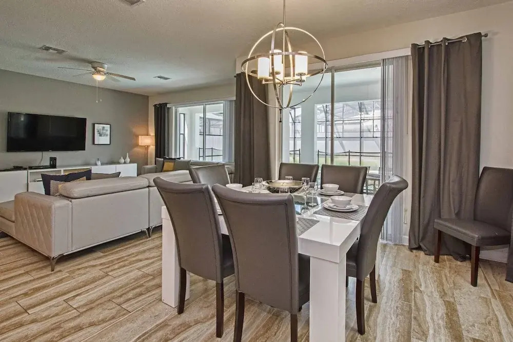 Spacious 6 Bed Home With Pool in Prime Storey Lake