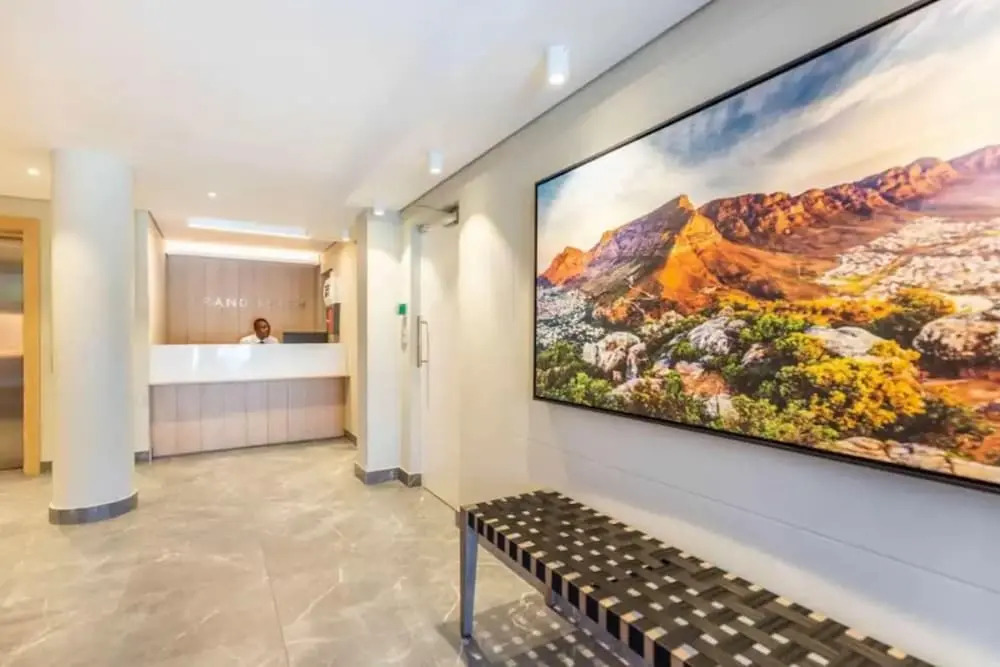 Modern and Bright 1BD APT in Sunny Sea Point