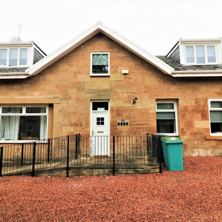 Linden Cottage Room 1 - Airdrie