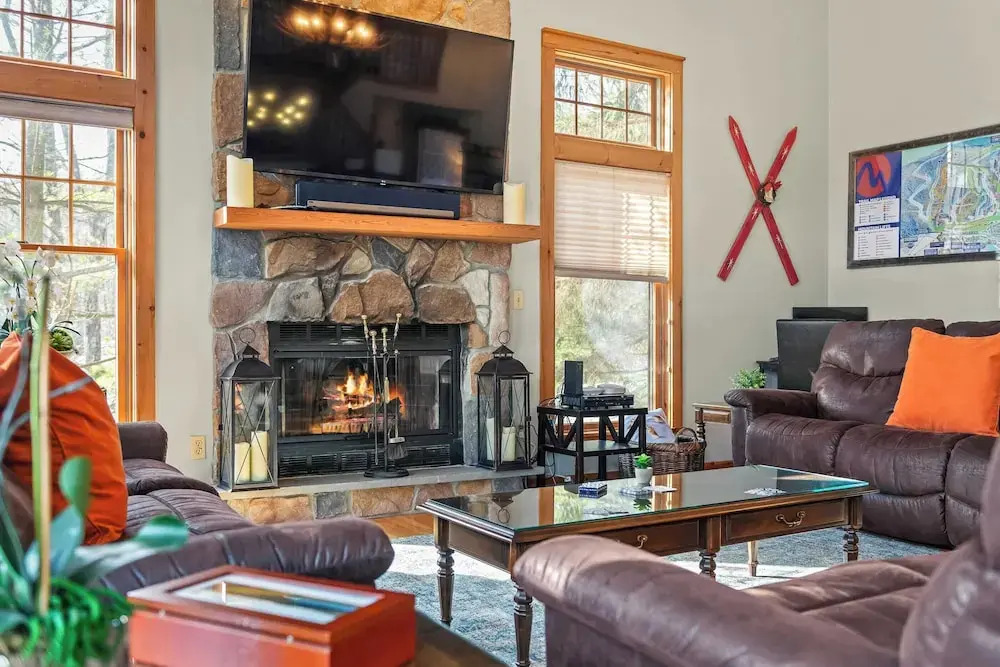 Mountain Escape With Game Room, Balcony & Stunning Views in the Poconos Christina