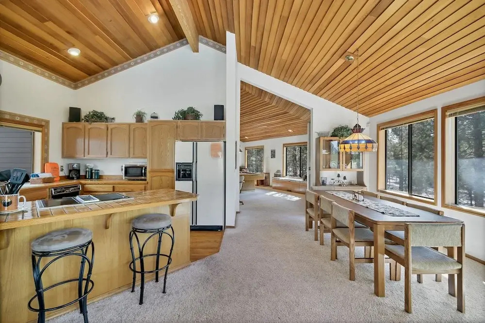 8 Crag Home with Private Indoor Hot Tub, Bike is Provided for Outdoor Activities by RedAwning