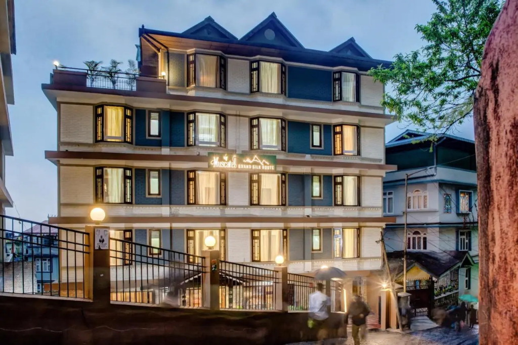 Muscatel Grand Silkroute - 300 Mts from MG Marg