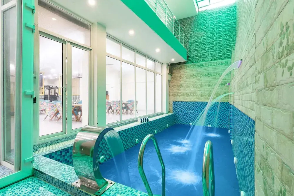 Alaya Stays Miyabi Executive Suite, Elegant 1-BHK Suite With Common Pool, Gym & Restaurant