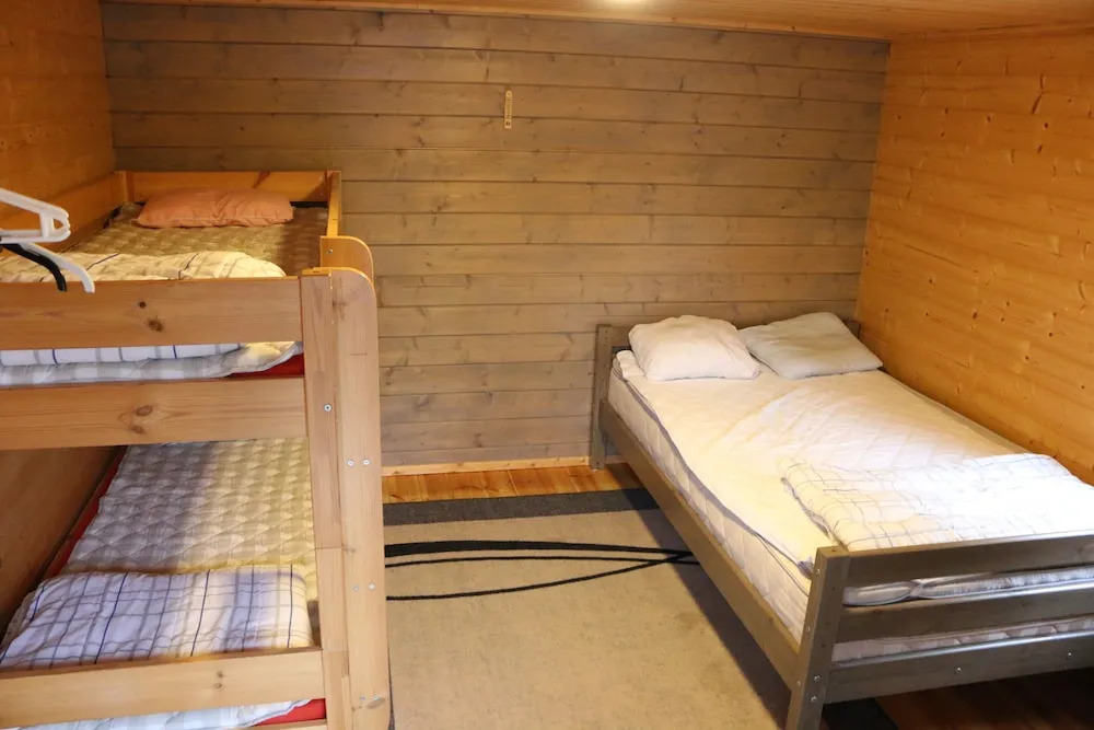 Hirsimökki ja makuuaitta