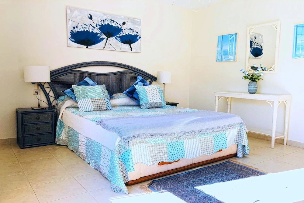 Dona Lola Carolina - Spacious 3 bedroom apartment with sea views and only few metters to the Calahonda Beach