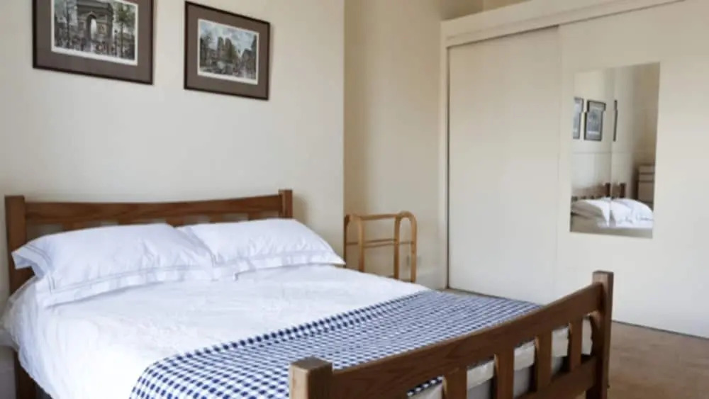Spacious 4 Bedroom Apartment in Edinburgh