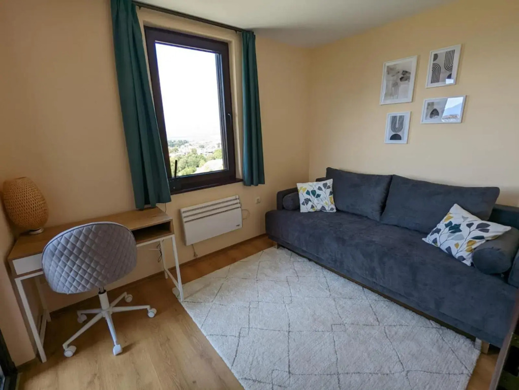 Stylish 2BD Apartment with Panoramic Mountain View