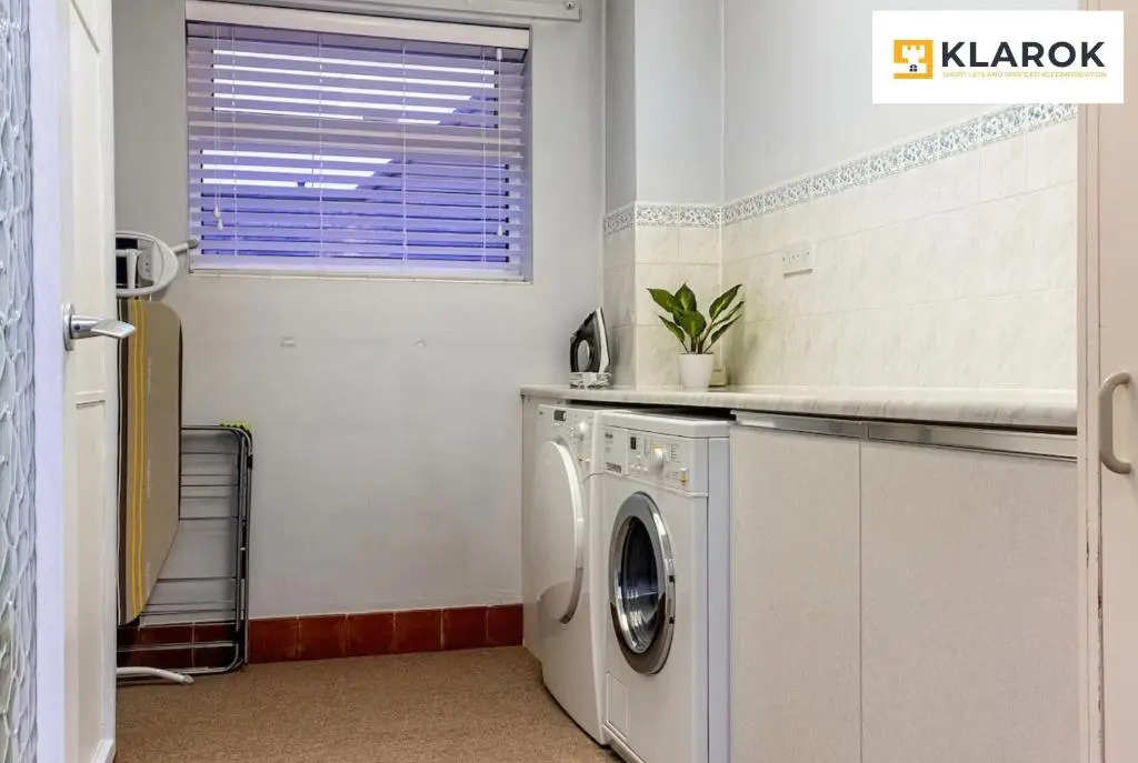 LONG STAYS 25pct OFF - Spacious 3 Bed with Parking & Keyless Access By Klarok Short Lets & Serviced Accommodation