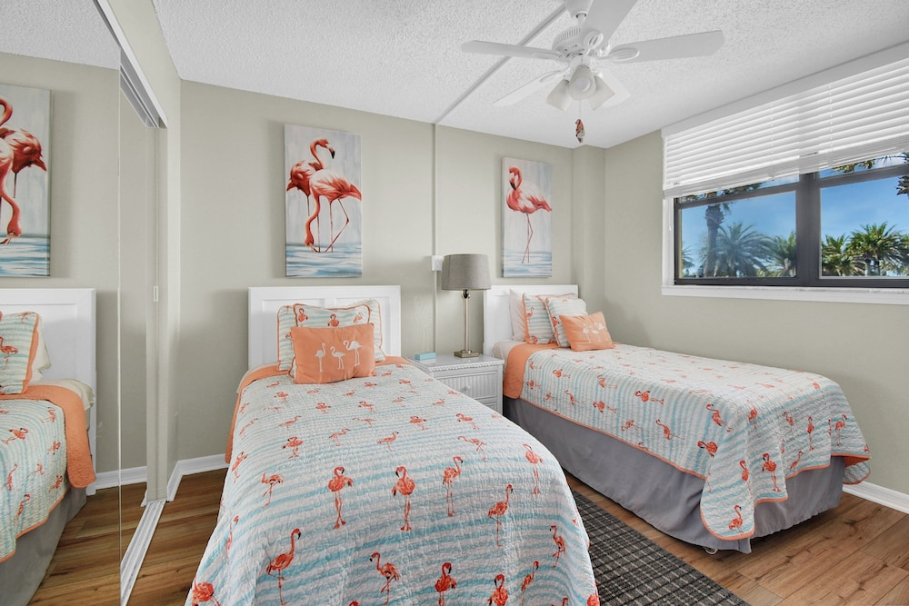 Newly Decorated Ground-floor Suite Steps From Beach and Pool W/views, Wifi