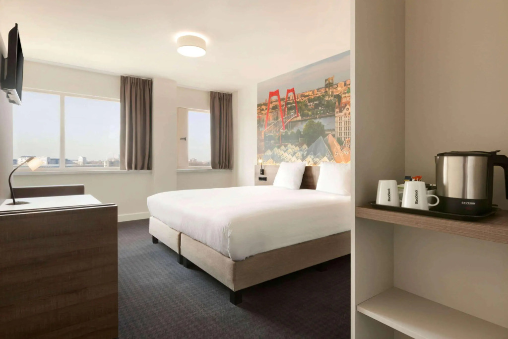 Rotterdam Teleport Hotel