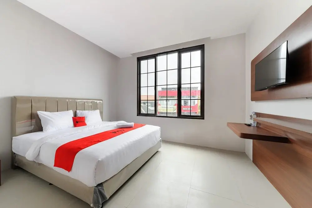 RedDoorz Plus Near Kebun Raya Bogor