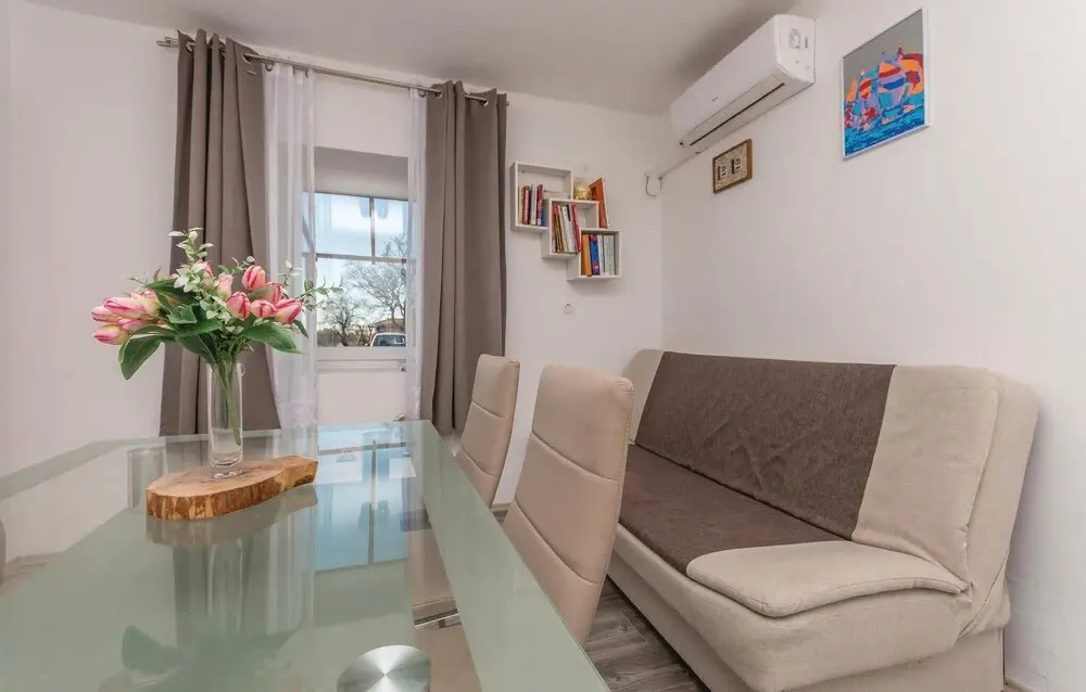 Awesome Home in Podlug With 4 Bedrooms, Wifi and Outdoor Swimming Pool
