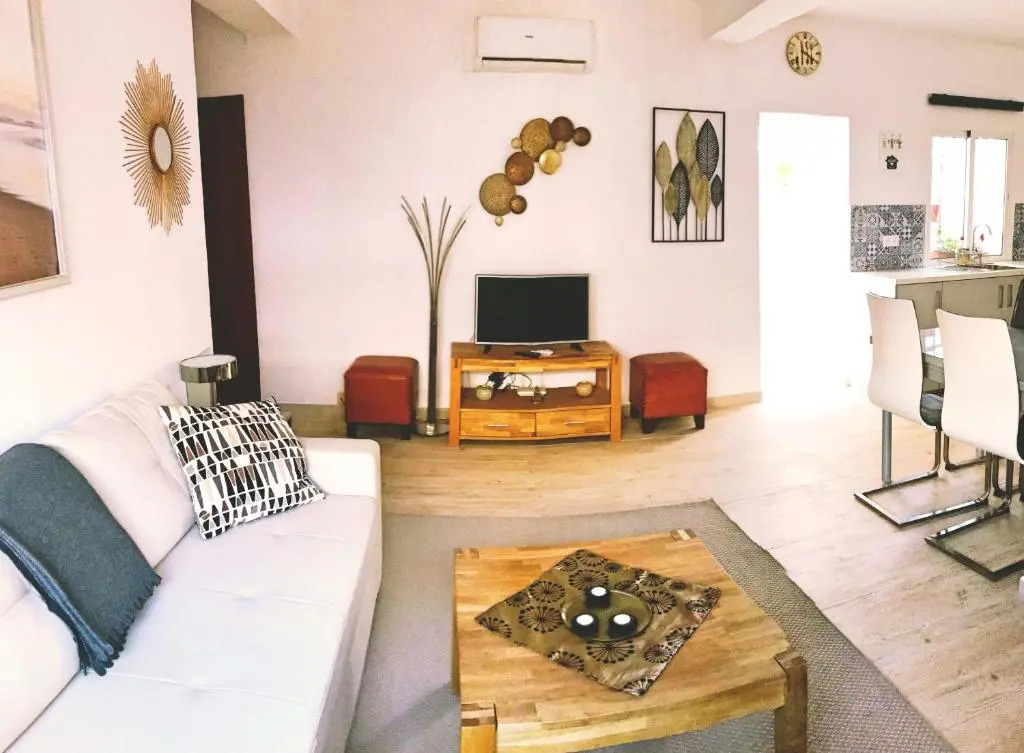 Quiet 3-bedroom house near Town Hall & Centre