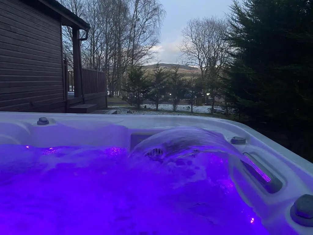 4 Bed House - Sleeps 9 - Hottub - Parking