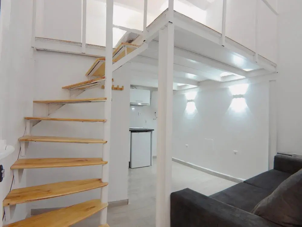 Duplex con cama de 135cm, A/C. WiFi metro Plaza Eiptica