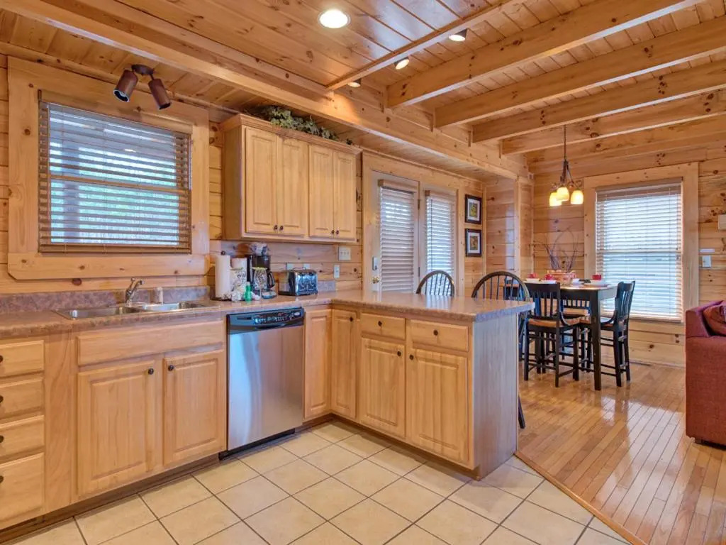 Misty Mountain Hideaway, 3 Bedrooms, Sleeps 10, Pool Access, WiFi