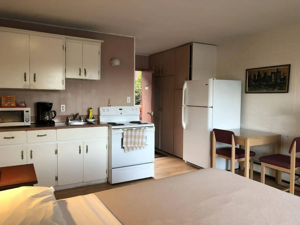 Holiday House Motel