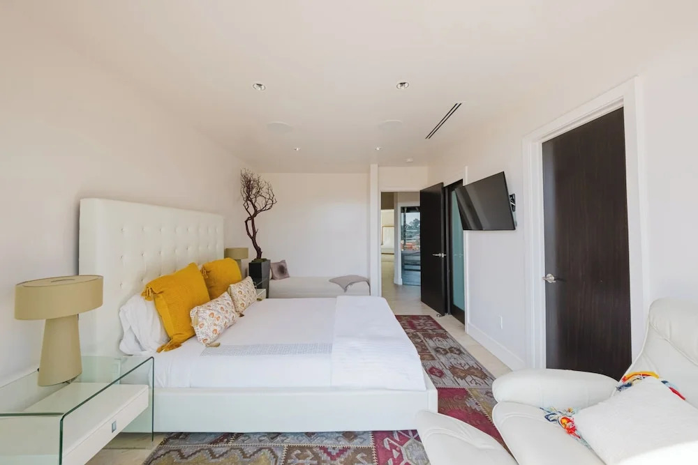 Zen Estate - Luxurious 5BR Beverly Hills Sanctuary With Pool & Canyon Views