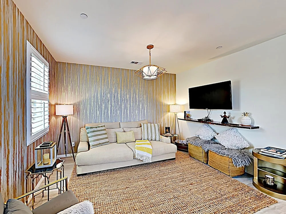 Stunning Beach W/ Pool, Views, Bar & Arcade 3 Bedroom Condo