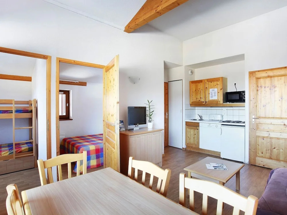 Rustic Studio in Wooded Area at 50 m. From the ski Lift