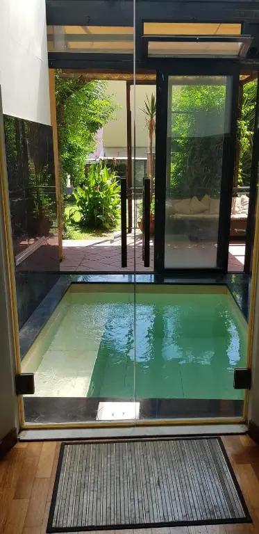 La casa con piscina riscaldata interna ANNA LUXURY GARDEN