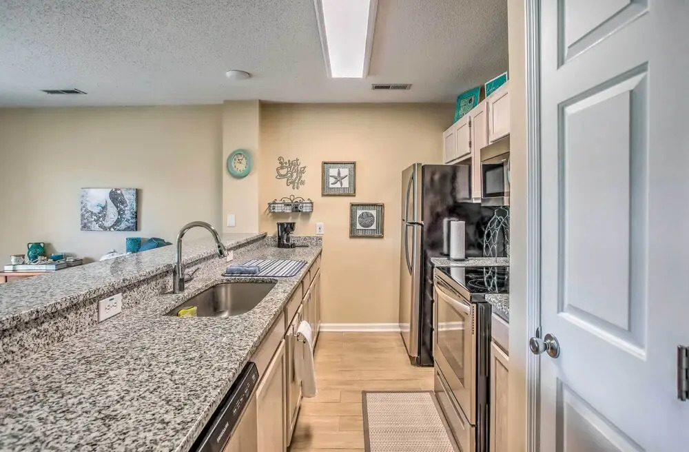 Sunny N Myrtle Condo w/ Pool < 2 Mi to Beach!