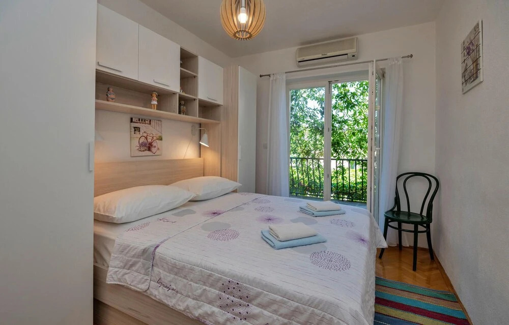 Amazing Home in Makarska With Wifi and 6 Bedrooms