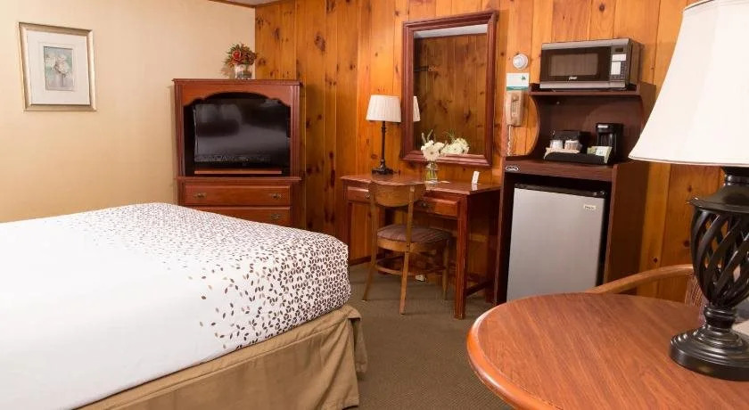 Knotty Pine Motel