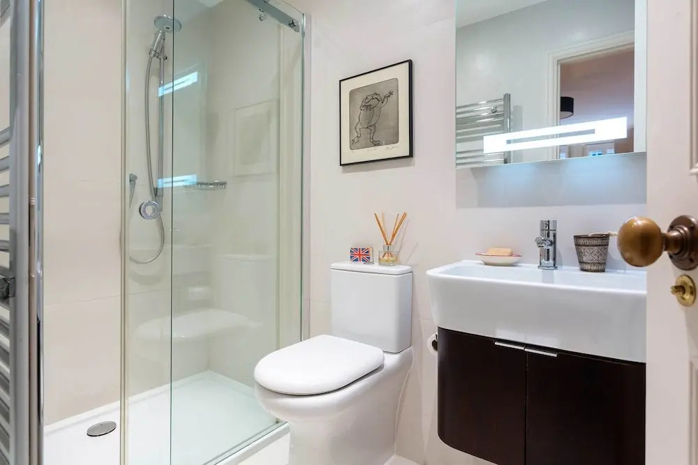 Elegant Two-bedroom Flat in Evelyn Gardens