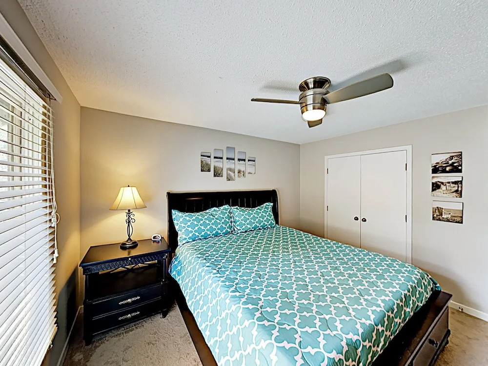 Secluded W/ Hot Tub, Under A Mile To Beach 3 Bedroom Home