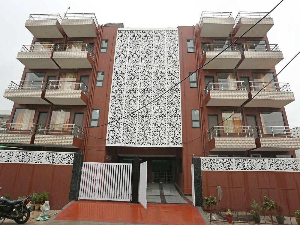 OYO 9587 The Royal Crowne