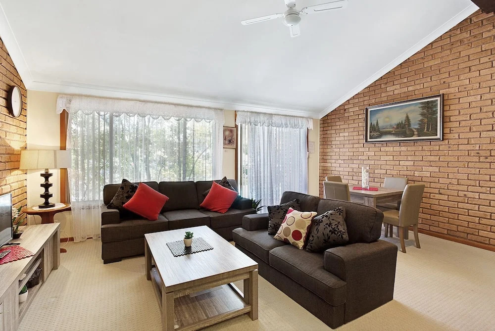 Macadamia Court, 2/8 Government Road
