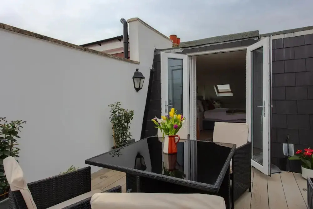 Bright2 Bedroom Apartment With Roof Terrace in Wimbledon