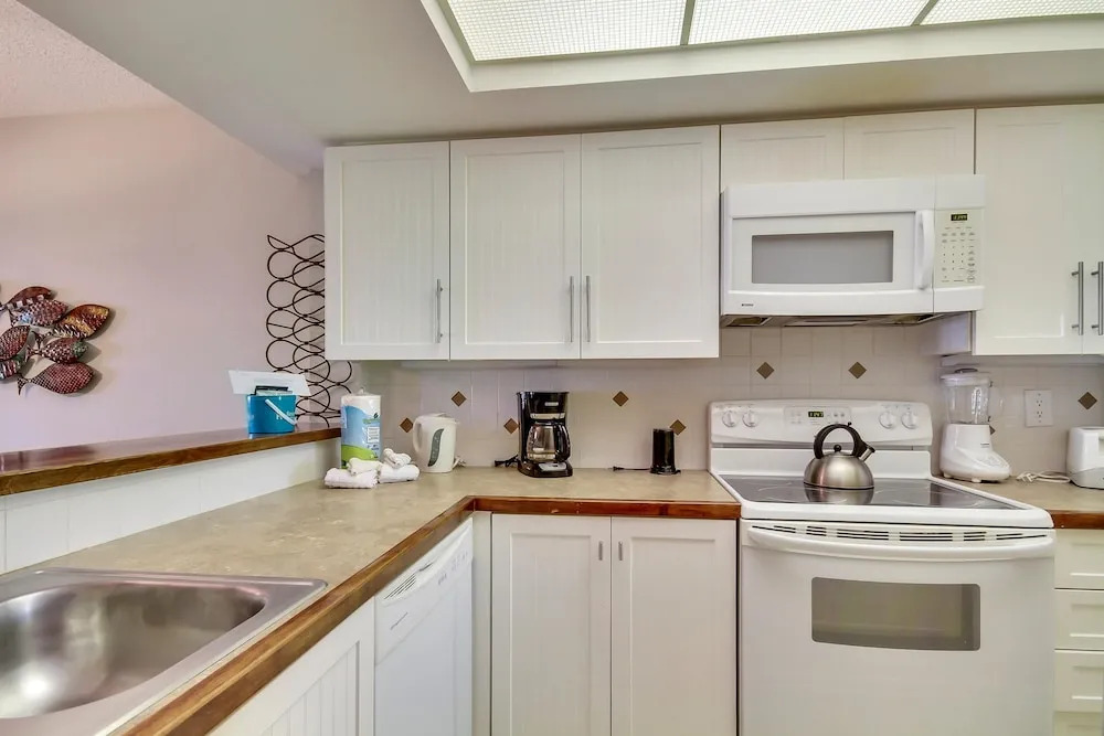 Land's End 402 Building 7 Fully Updated / Beachfront Condo!