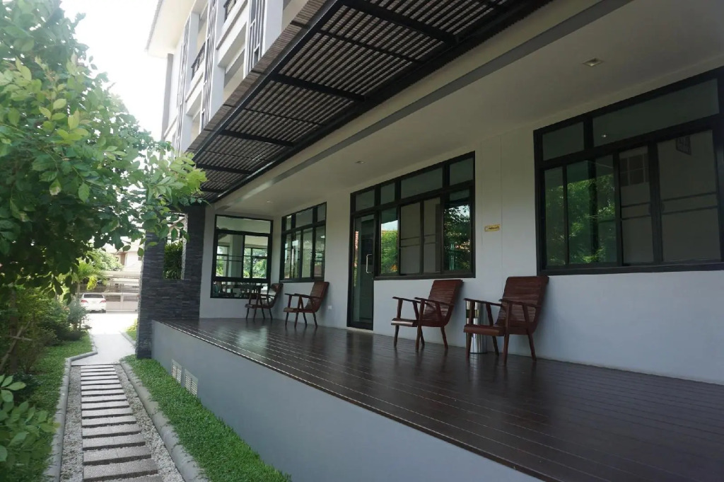 Parisa Place Hotel