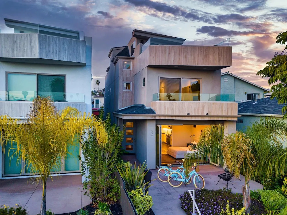 Iris by Avantstay - Modern Home w/ 3 Patios & Rooftop Views